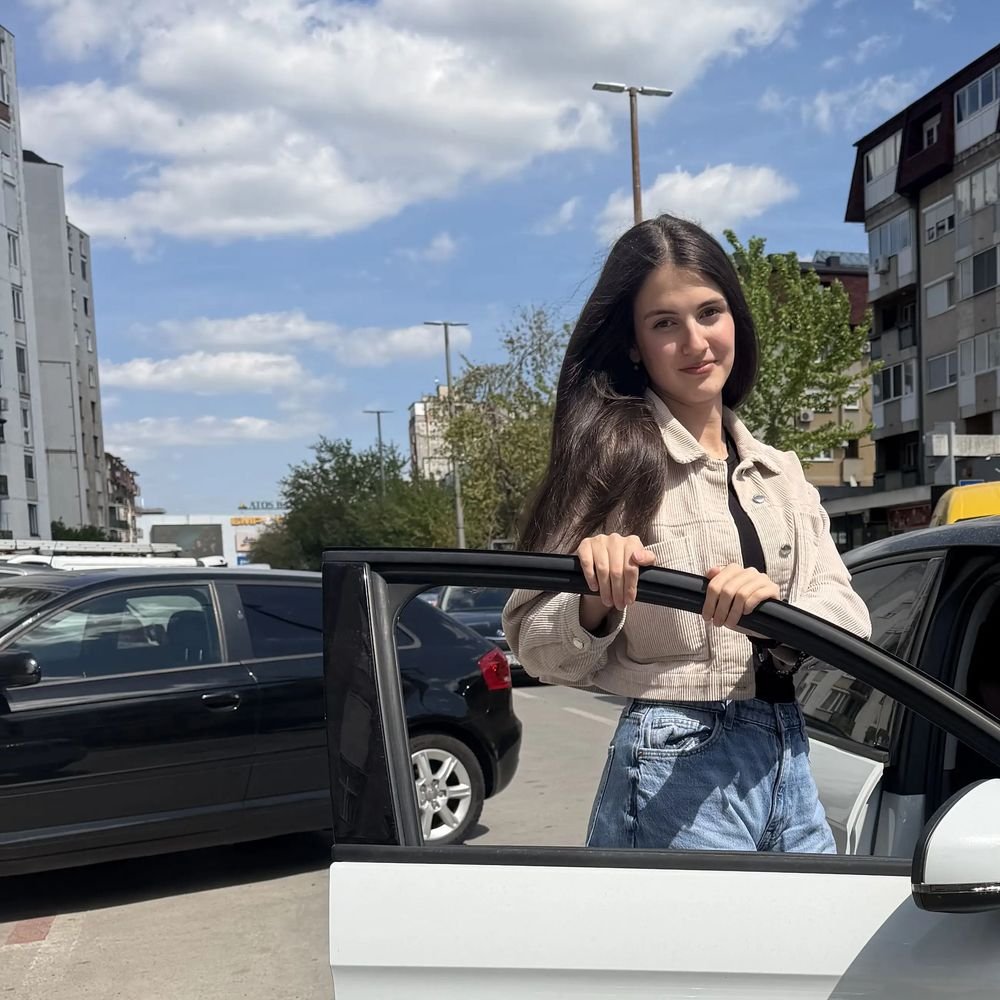 Kandidatkinja na otvorenim vratima automobila Autoškole Mitrović & Tea