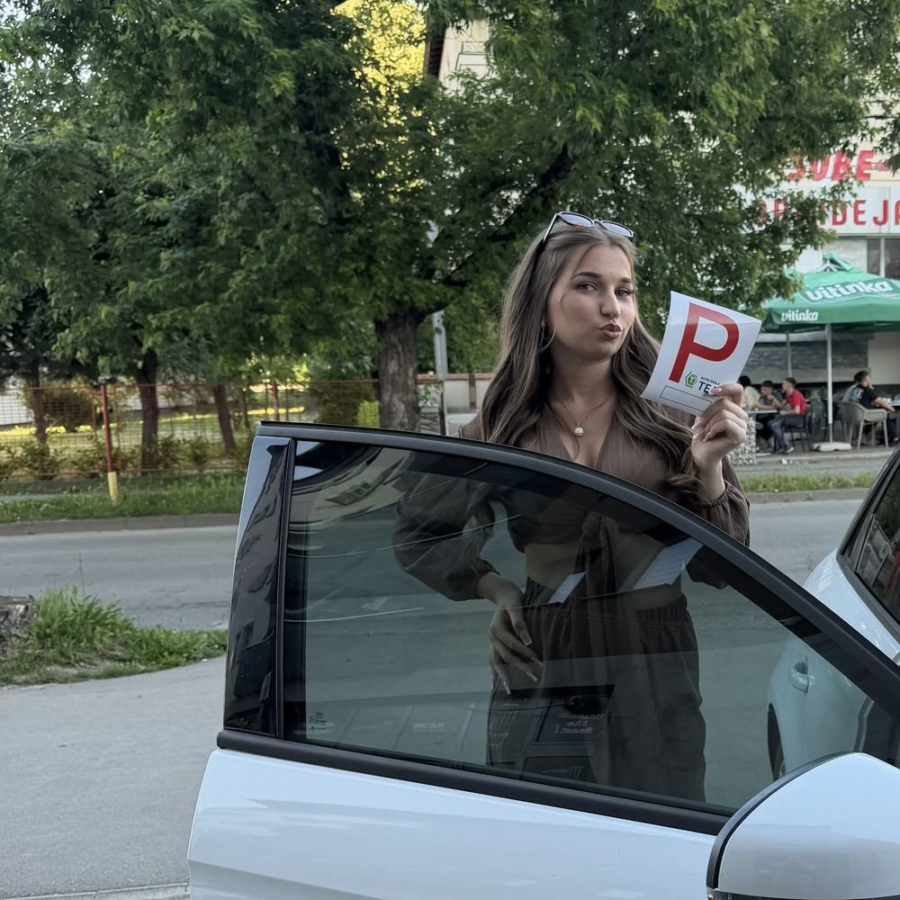 Kandidatkinja sa oznakom P pored automobila Autoškole Mitrović & Tea